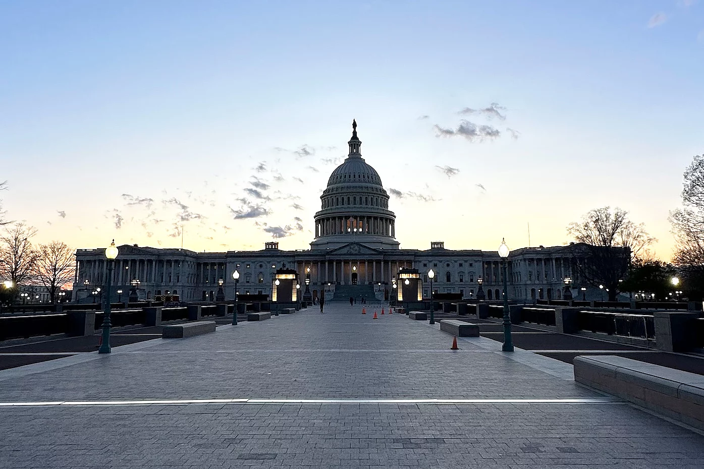 A panoramic view of the entire U.S. Capitol building at sunrise