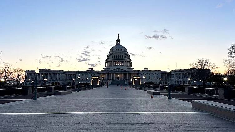 A panoramic view of the entire U.S. Capitol building at sunrise