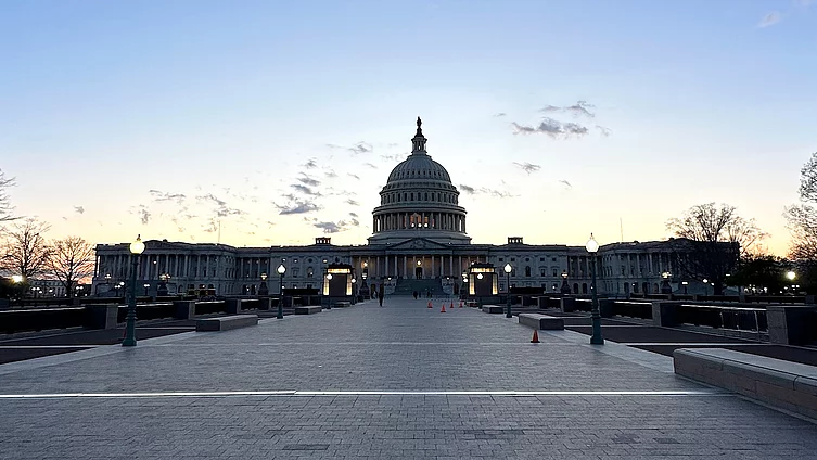 A panoramic view of the entire U.S. Capitol building at sunrise